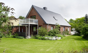 Einfamilienhaus mit Balkon und Garten
