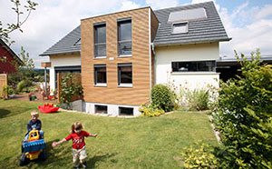 Einfamilienhaus mit Kindern im Garten