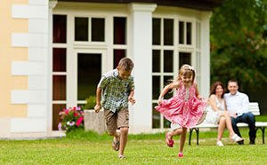 Spielende Kinder im Garten