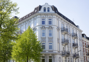 Weißes Mehrfamilienhaus