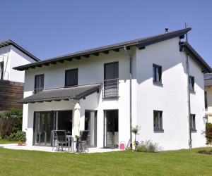 Mehrfamilienhaus mit Balkon