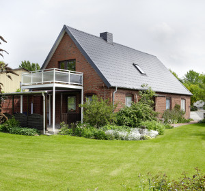 Einfamilienhaus mit Balkon und Garten
