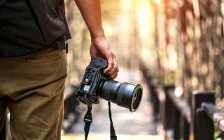 Fotograf mit professioneller Kamera