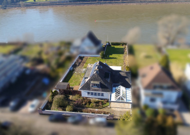 Luftaufnahme Einfamilienhaus am Rhein