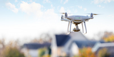 Über Häuser fliegende Drohne