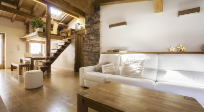 Modernes Wohnzimmer mit Holzeinrichtung