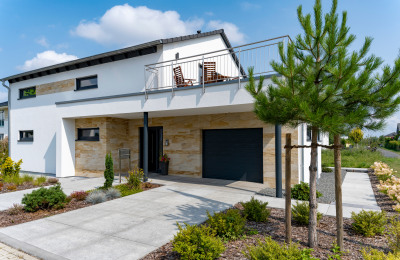 Moderne weiße Stadtvilla