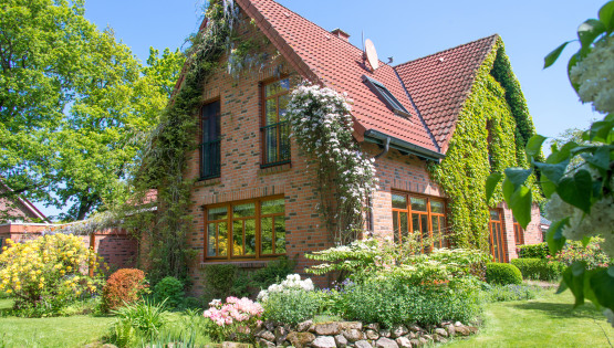 Schönes Einfamilienhaus im Frühling mit Garten zum Verkauf