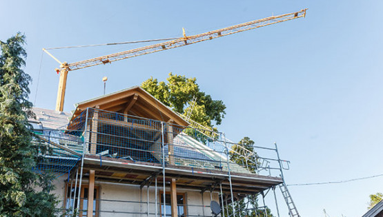 Energetische Sanierung eines Daches von einem Mehrfamilienhaus