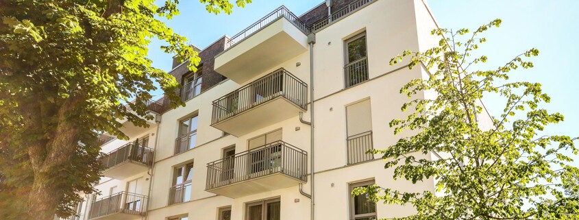 Neues modernes Wohnhaus in der Stadt