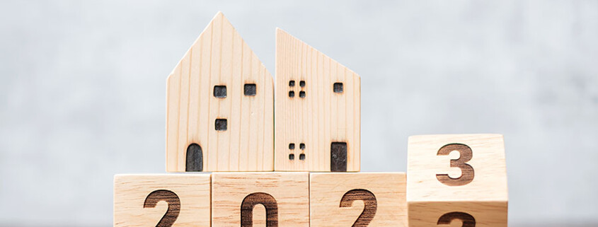 Holzwürfel mit den Zahlen 2022 und 2023