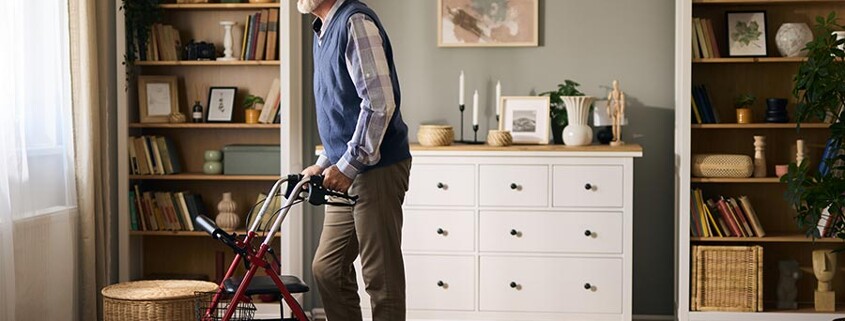 Senior mit Rollator in altersgerechter Wohnung