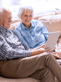 Älteres Ehepaar bei der Internetrecherche