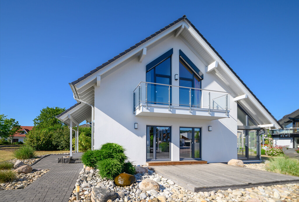 Ein modernes freistehendes Einfamilienhaus mit Terrasse