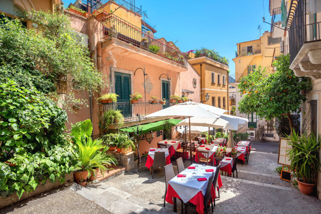 Restaurant-Tische in einer kleinen Gasse