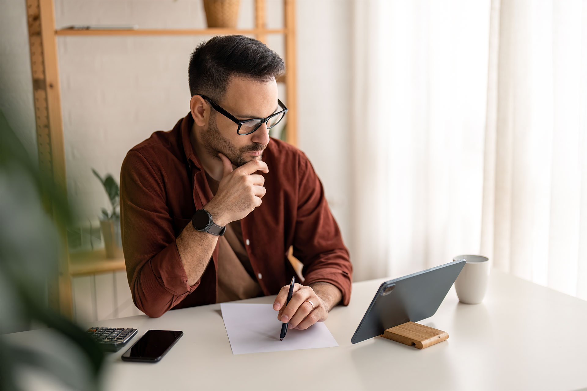 Appuntamenti Banner - a man sitting at a desk looking at a tablet