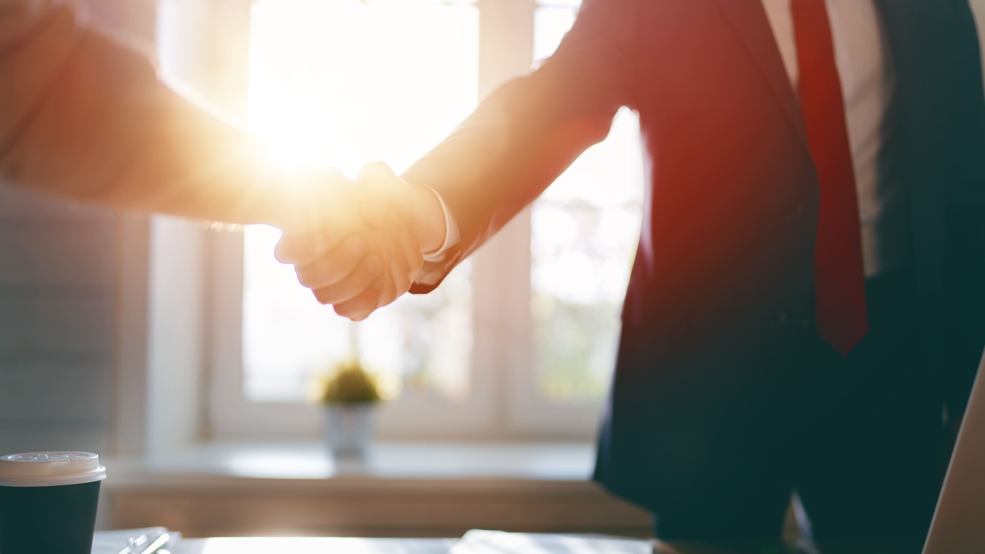 Zwei Personen schütteln sich die Hände