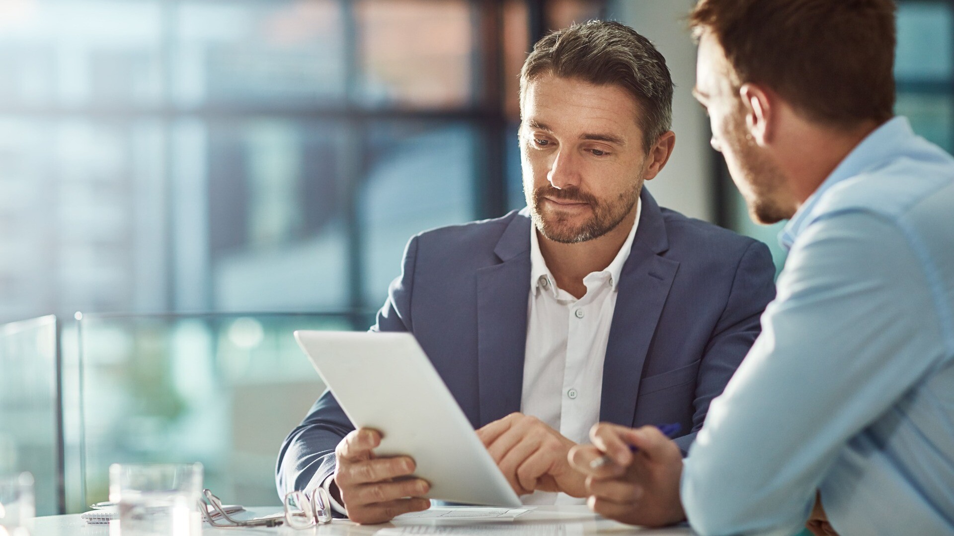 Makler berät einen Kunden