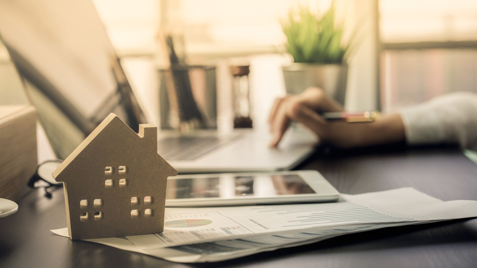 Kleines Holzhausmodell auf Schreibtisch