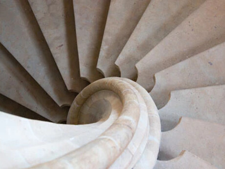 Treppe aus hellem Stein