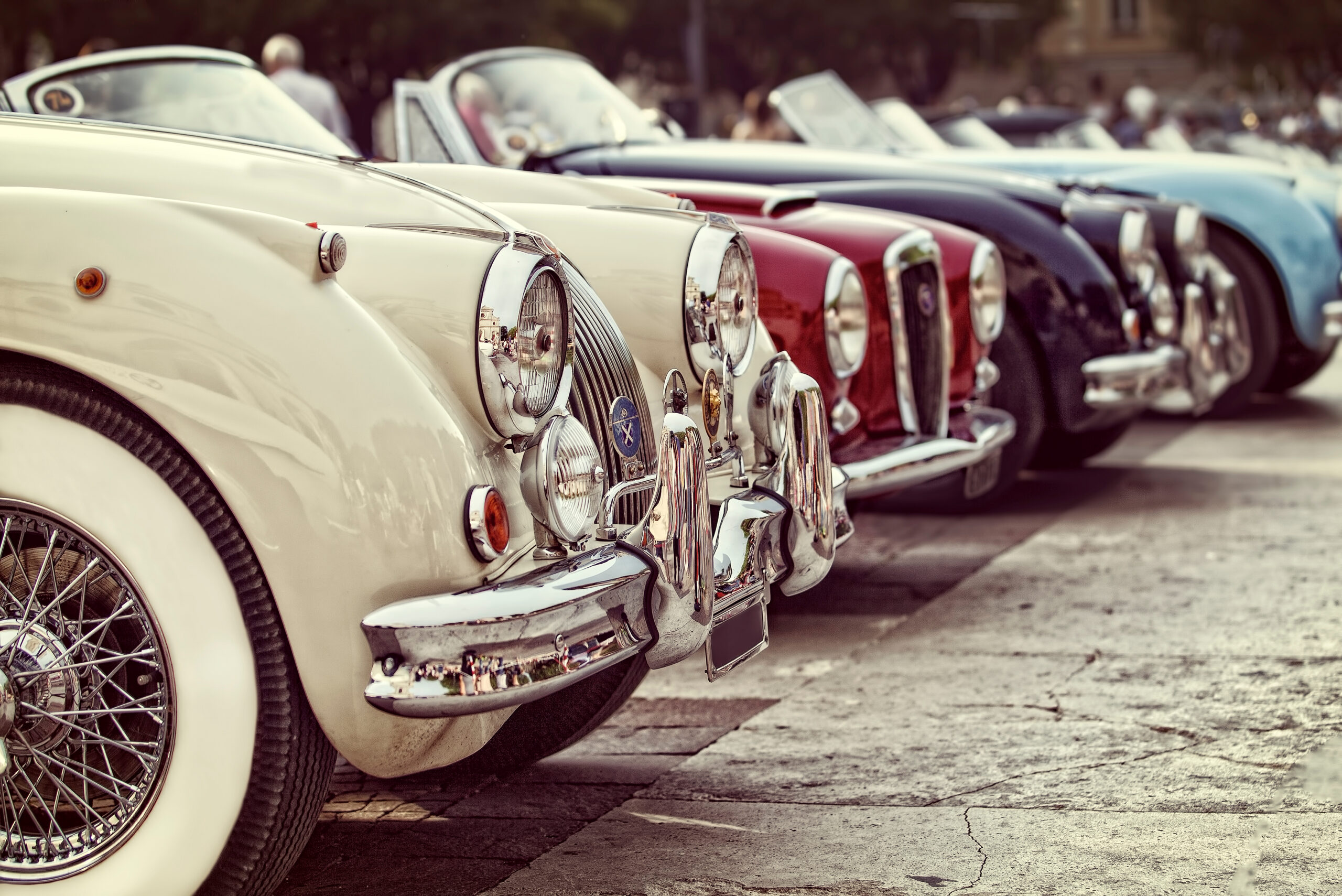 Oldtimer nebeneinander bei einer Autoshow.