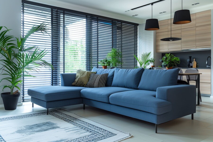 Ein modernes Wohnzimmer mit einer blauen Couch