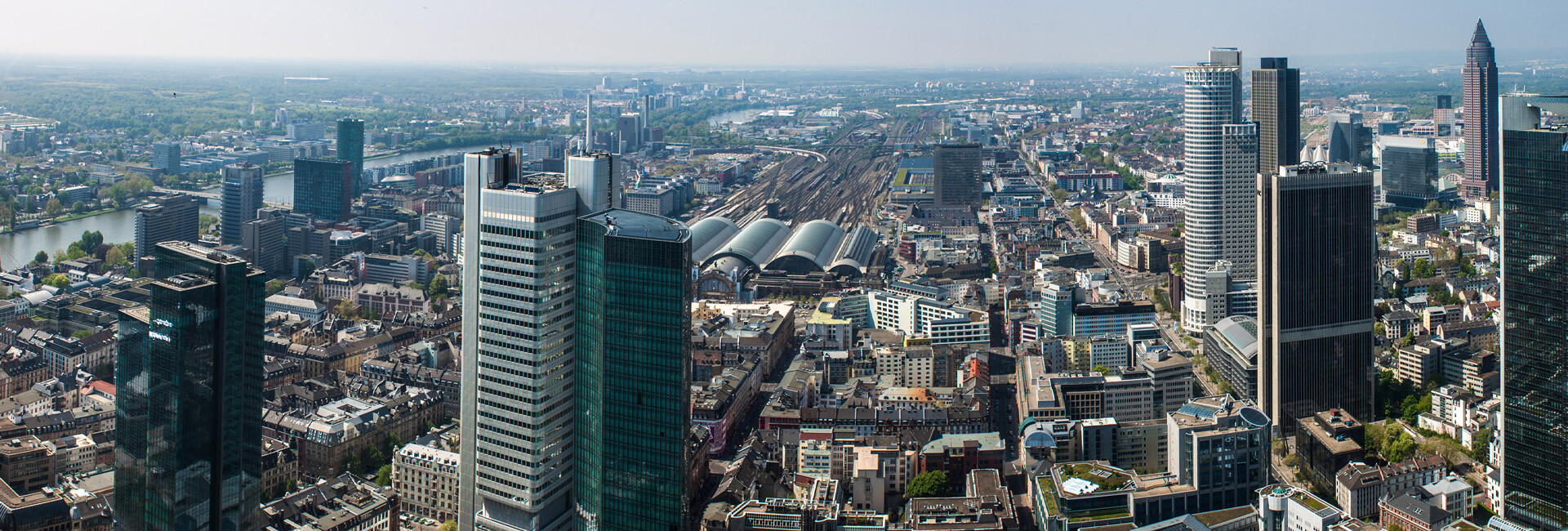 Frankfurt mit Hochhäusern und Bahnhof an einem klaren Tag.