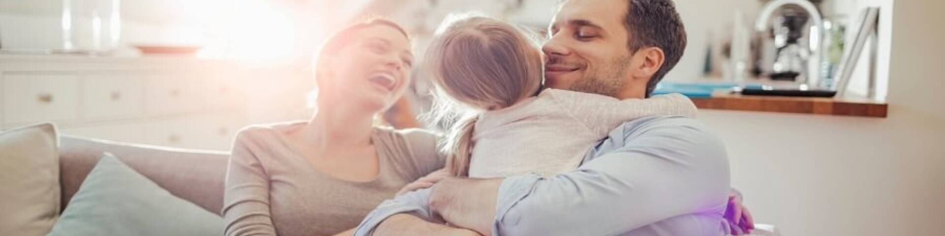 Familie auf dem Sofa im Wohnzimmer