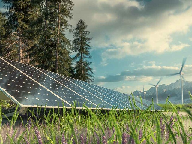 Photovoltaikanlagen und Windräder für erneuerbare Energien