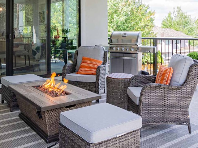 Großer Balkon mit Sitzgruppe und Grill im Sommer