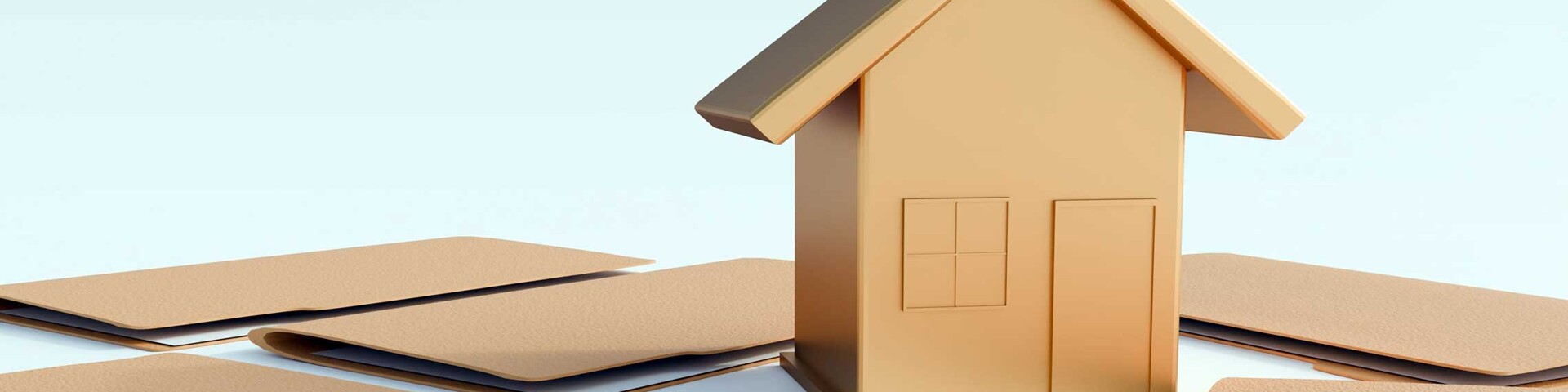 Goldenes Modellhaus mit Papiermappen als Symbol für die Bewerbermappe