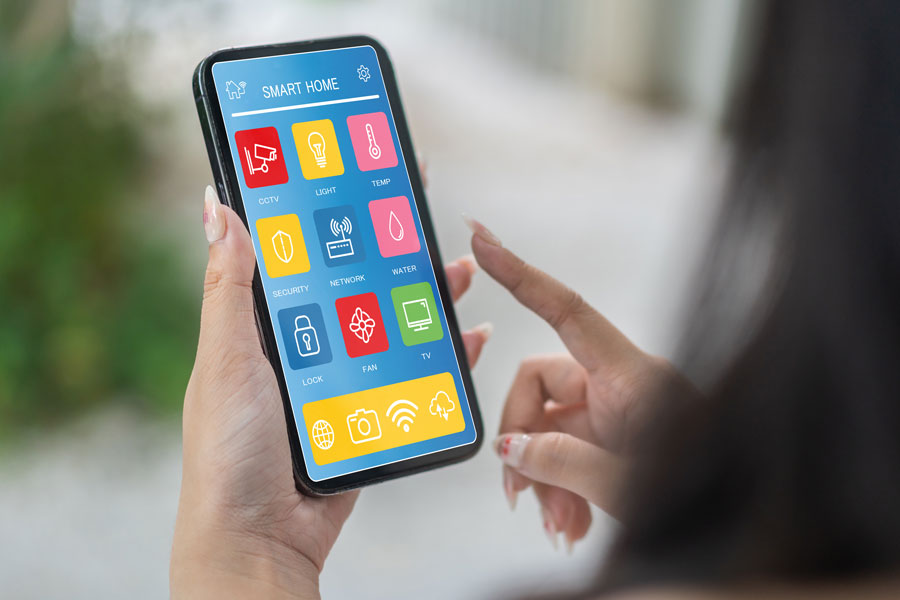 Frau steuert ihr Smart Home über Apps auf dem Smartphone