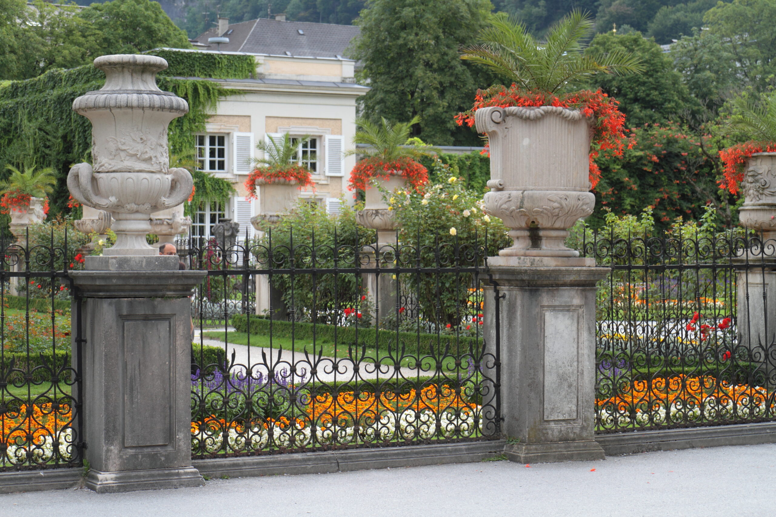 Geschlossene Einfahrt mit Blick auf eine Villa, diskreter Verkauf