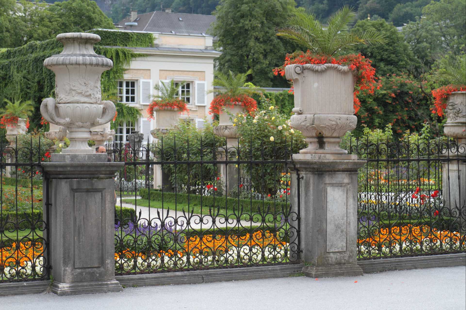 Geschlossene Einfahrt mit Blick auf eine Villa, diskreter Verkauf