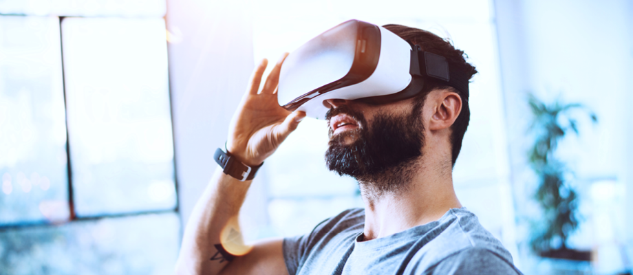 Mann trägt Virtual Reality Brille