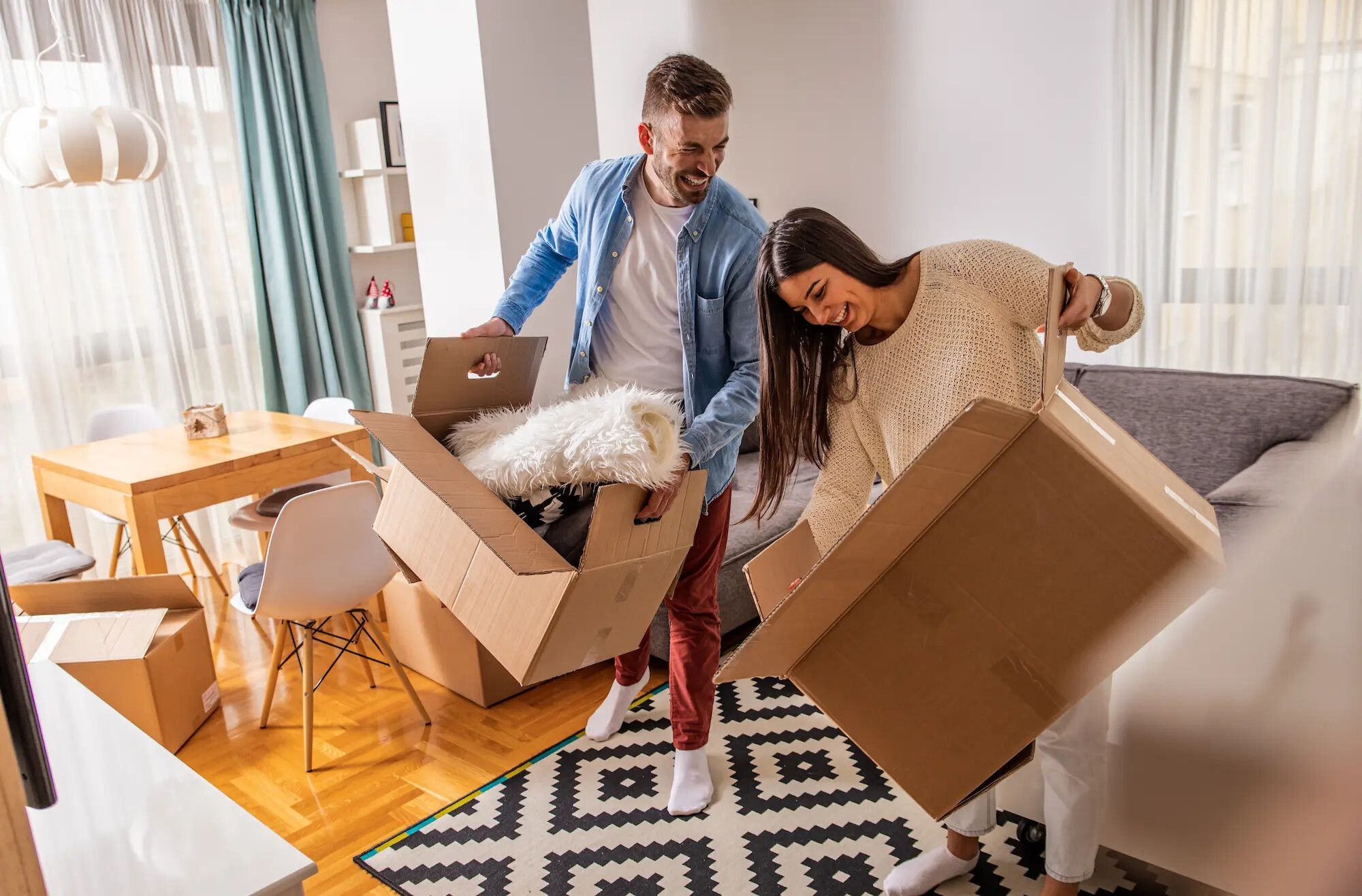 Ein junges Paar beim Umzug in ihre neue Wohnung in Lörrach, Weil am Rhein, Schopfheim oder Steinen
