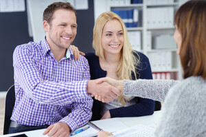 Ehepaar handschütteln Maklerin