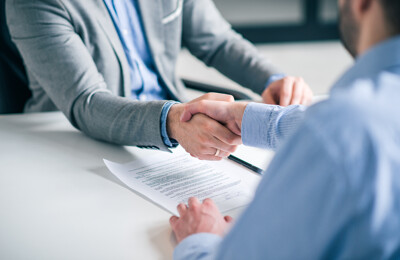 Verkaufsabschluss von Privatanleger und Makler