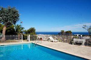 Pool mit Meerblick