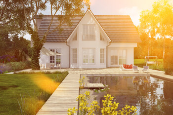 Einfamilienhaus mit Teich