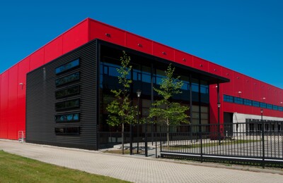 Rote Gewerbeimmobilie