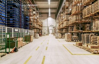 Lagerhalle mit Paletten