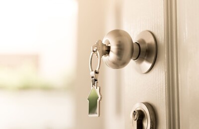 Ein Schlüssel steckt in einem Haustürschloss