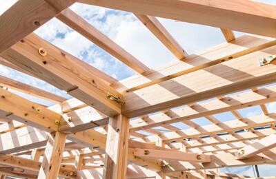 Holzstreben bilden das Grundgerüst einer Immobilie