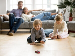 Familie in ihrem Wohnzimmer
