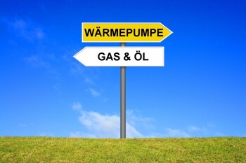 Pfeile mit Aufschrift Wärmepumpe & Gas & Öl