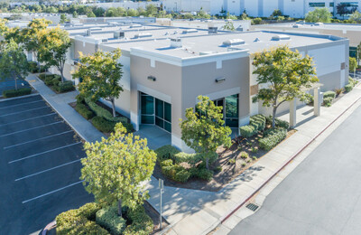 Luftansicht auf eine Gewerbehalle