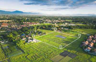 Freies Baugrundstück neben einem Wohngebiet