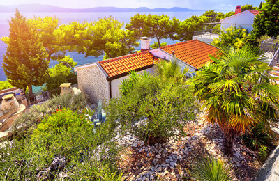 Blick auf einen Hang in Kroatien mit teilweise bebauten Grundstücken