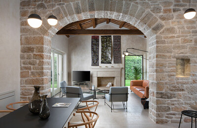 Offener Wohnraum mit Steinwänden